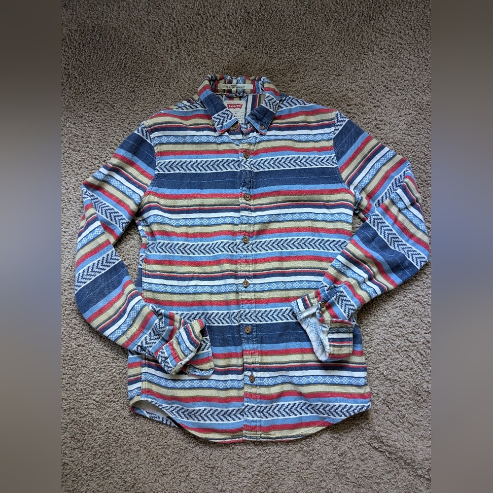 Levi's Pattern Button-Down Shirt 🌻